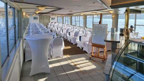 Weiß gedeckte Tische und Stille im inneren eines Schiffs