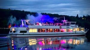 Eine Party mit bunten Lichtern auf dem Schiff "Stadt Essen"