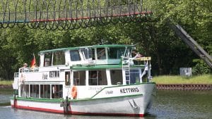 Das weiße Schiff "Kettwig" fährt über einen Kanal.